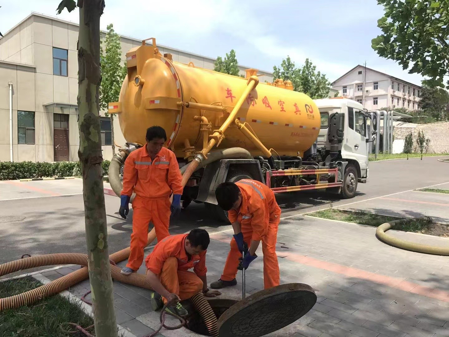 九江管道疏通车停在窨井附近