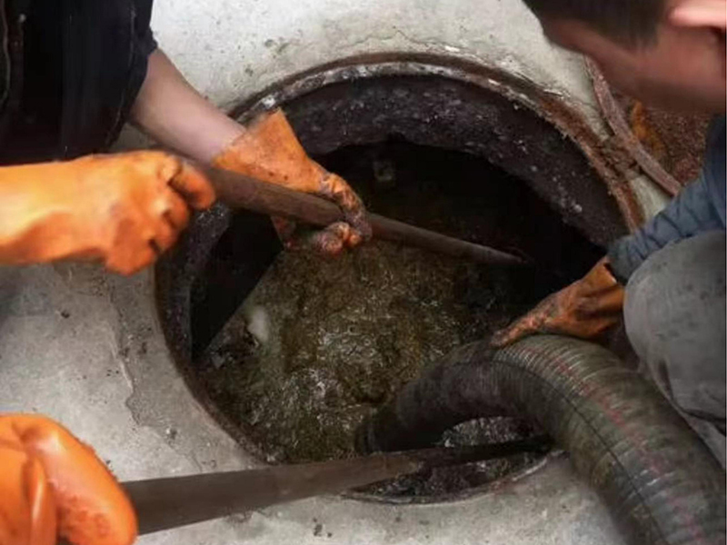 九江清理化粪池时如何避免沼气的危害？